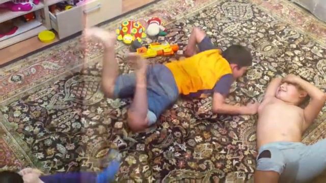 Юный спортсмен ставит рекорд отжиманий смотреть онлайн