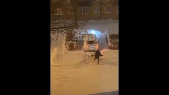 Сахалинец откапывает машины сноубордом смотреть онлайн