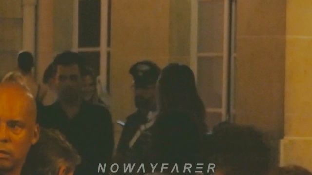 Jared LETO selfies ? w/ French fans @ Schiaparelli fashion show, Paris 28.09.2023 week смотреть онлайн