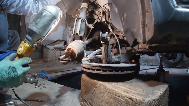 Замена сальника левого привода коробки передач - Duster смотреть онлайн