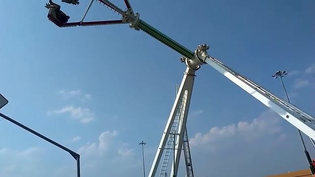 Юляшка на атракционе около Парк Хауса смотреть онлайн