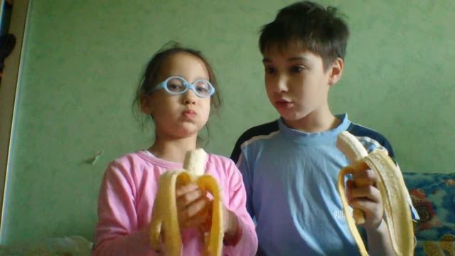 Челенж. Кто быстрее съест банан 🍌