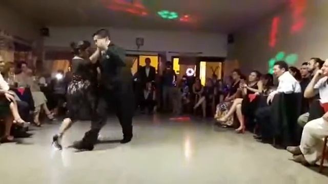 Graciela Gonzalez y Ezequiel Mendoza bailan Milonga Brava en Milonga El Berretin смотреть онлайн