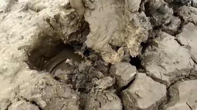 Мальчик ловит гигантскую, большую рыбу в сухой сезон смотреть онлайн