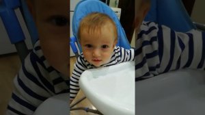 Младенец сильно смеется над словом бум бум!