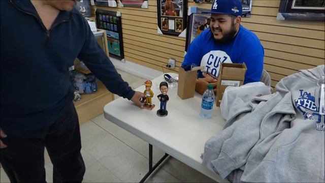 Out & About Bobblemania & Meeting up with Cuztom Bobbleheads смотреть онлайн