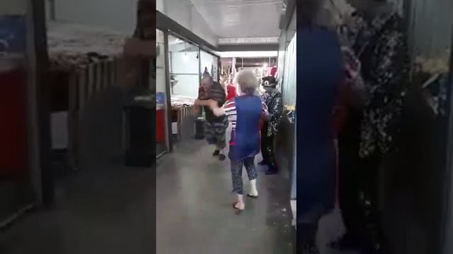 Батайск 2019 .Зажигают и веселятся продавцы рыбы. смотреть онлайн
