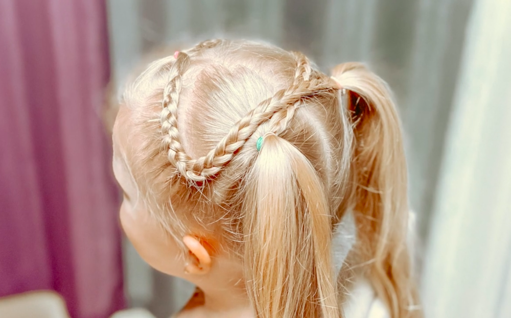 Легкая прическа Два высоких хвоста с декором из кос смотреть онлайн