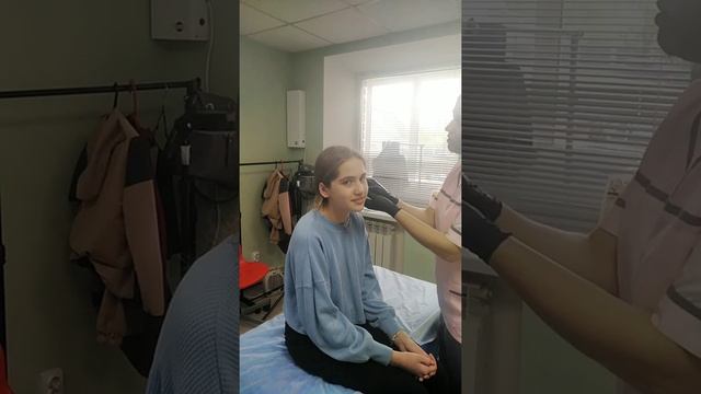 прокалываю уши... смотреть онлайн