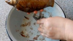 Как быстро почистить рыбу  и подготовить к жарке Карась