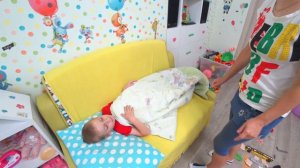 Леша хочет быть маленьким [не хочет убирать игрушки]