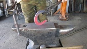 выковать подкову в кузнице