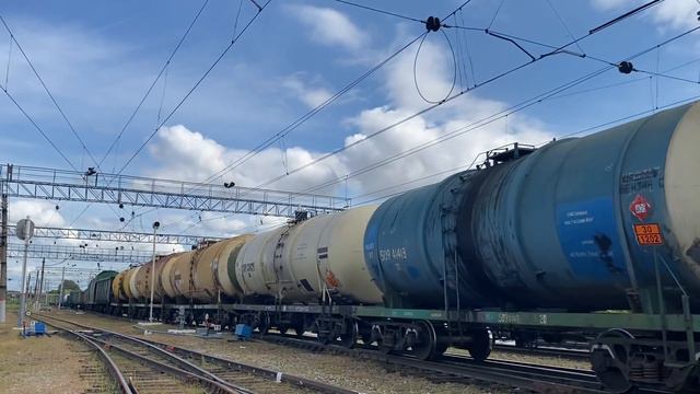 2ТЭ116У-0154 с приветливой бригадой прибывает на станцию Карламан смотреть онлайн
