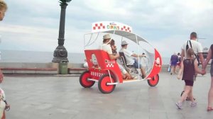 Трехколесный велосипед с крышей для перевозки пассажиров