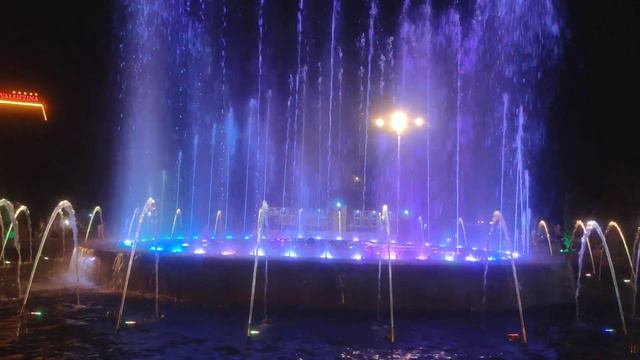 Анапа вечером 30 июля 2019 г. Танцующий фонтан на площади перед Администрацией Анапы. ABBA. смотреть онлайн