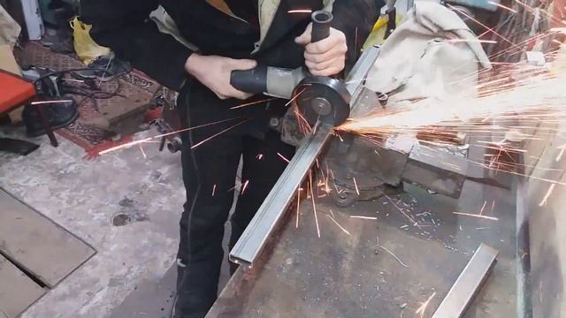 ПЕЧЬ БУРЖУЙКА С ВОДЯНЫМ КОНТУРОМ И КОНВЕКЦИЕЙ ВОЗДУХА ИЗ МЕТАЛЛОЛОМА СВОИМИ РУКАМИ / ТЕПЕРЬ ЖАРКО смотреть онлайн