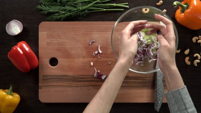 Диетический салат с копченой курицей, сельдереем и миндалем смотреть онлайн
