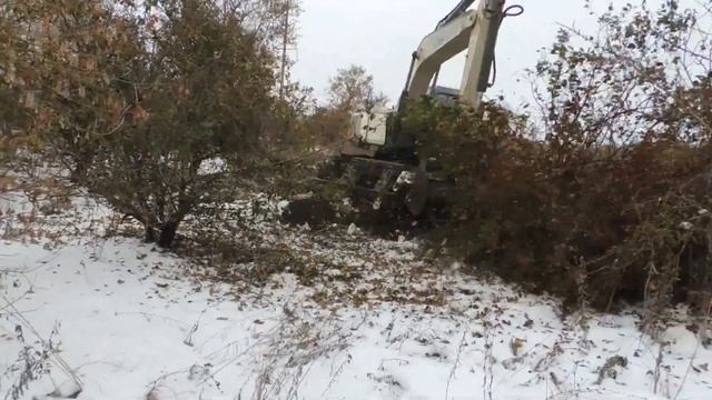 Экскаватор EK 18 выкорчевывает деревья смотреть онлайн