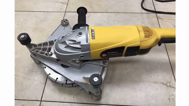 Инструмент для прорезания каналов штроб в кирпичных или бетонных стенах КАЛИБР МАСТЕР ШТБЭ-2600/230 смотреть онлайн