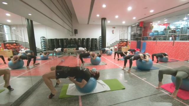 SESIÓN ESTIRAMIENTOS CON FIT BALL смотреть онлайн