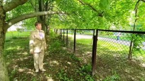 Алексей Щербаков перелезает через заборы