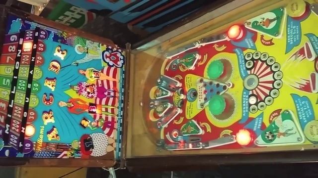1951 Williams "ARCADE" Pinball Machine In Action смотреть онлайн