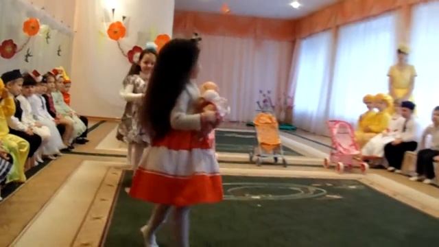 Современные мамочки. Танец в детском саду смотреть онлайн