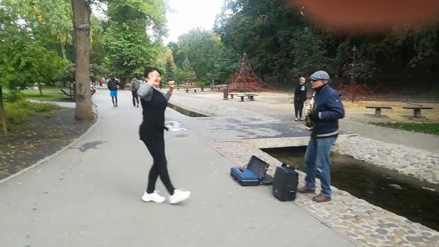 Тётя из Харькова танцует под саксофон 🎷 ХаваНагила смотреть онлайн
