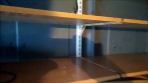 монтаж настенных полок в гараже