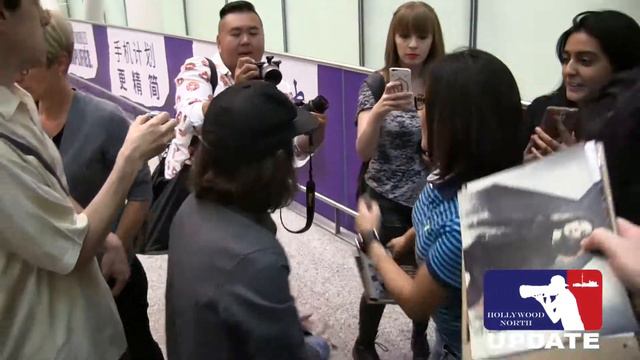 Umbrella Academy star Elliot Page signing autographs for Fans смотреть онлайн