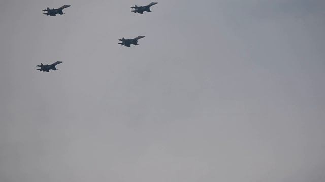 СУшки в небе над Челябинском смотреть онлайн