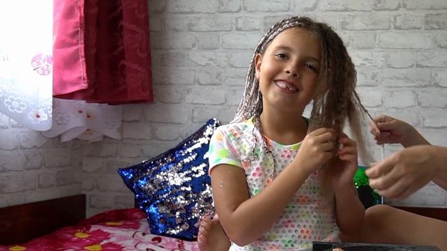 ДЖЕННИ и МАМА расплетают КОСИЧКИ! Как одуванчик! Играем в КУКЛЫ ЛОЛ. Unplug braids and play with LO