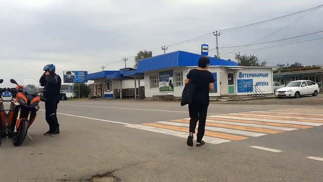 👍Крутые байкеры ОТКУДА-ТО КУДА-ТО пролётом через станицу Зеленчукская, КЧР! Чёрные ястребы! смотреть онлайн