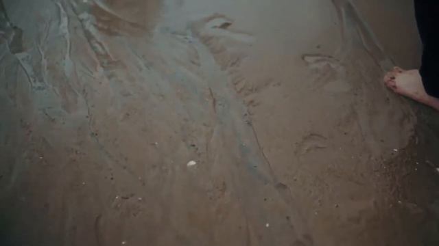 Футаж ноги человека идут по воде смотреть онлайн