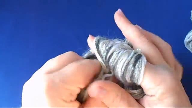 Шапочка из толстой пряжи. Вязание руками. смотреть онлайн