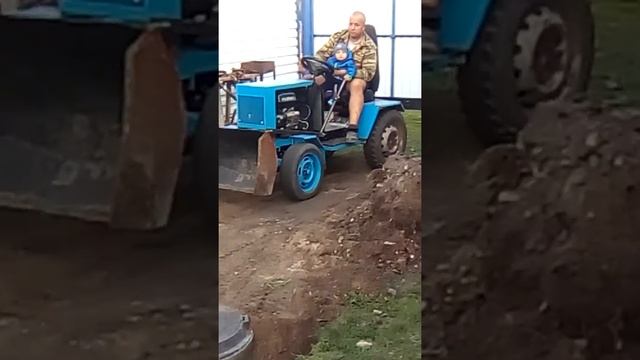 Первый выезд сына на мини -тракторе смотреть онлайн