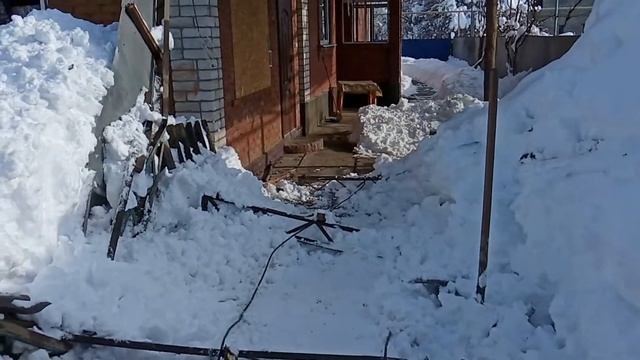 Разбор рухнувшего навеса после снегопада