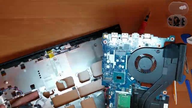 Разборка Ноутбук Dell Inspiron 15 7577 и замена термопасты. смотреть онлайн