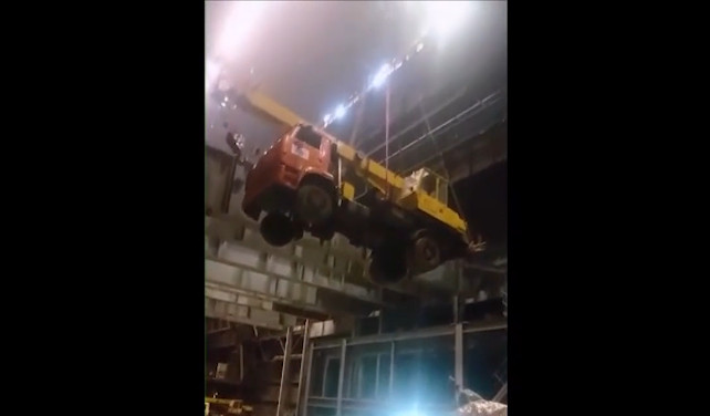  На Новолипецком металлургическом комбинате рухнул КАМАЗ смотреть онлайн