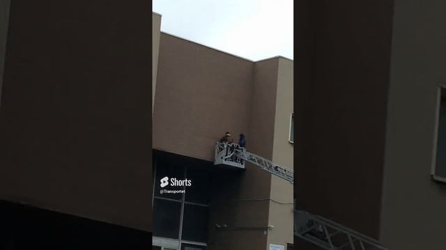 Машинка мчс приехала к учебному заведению отрывало панель от здания #Shorts #мчс смотреть онлайн