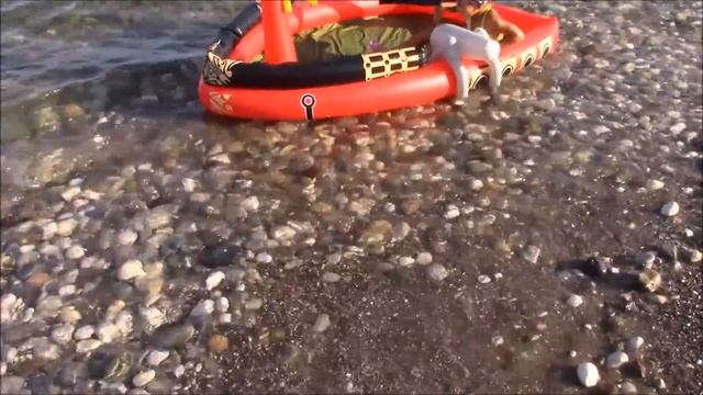 КОРАБЛЬ ПИРАТОВ детский надувной бассейн.ПИРАТСКИЙ КОРАБЛЬ на море.Видео для детей. Игра для детей. смотреть онлайн