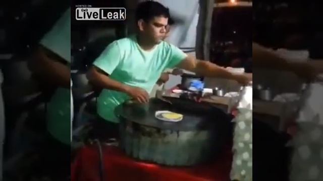 В разбитом на сковороду яйце оказался сюрприз смотреть онлайн