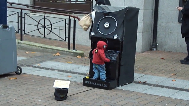 МАЛЕНЬКИЙ ДИДЖЕЙ ► Party Time смотреть онлайн