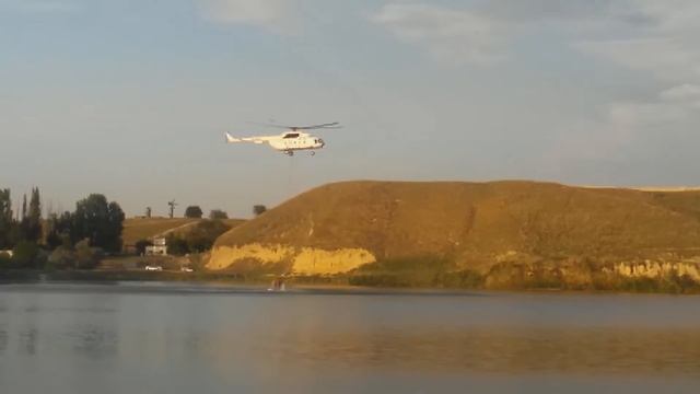 Забор воды вертолётом Ми-8 смотреть онлайн