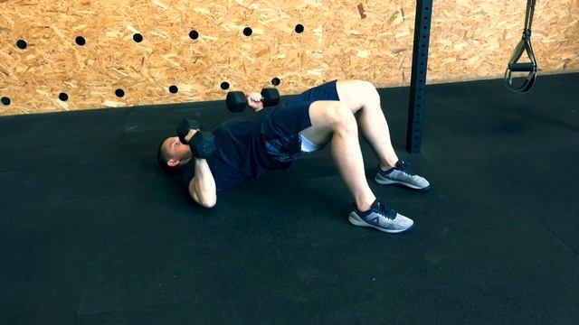 Жим лёжа на полу с гантелями (в ягодичном мостике) смотреть онлайн