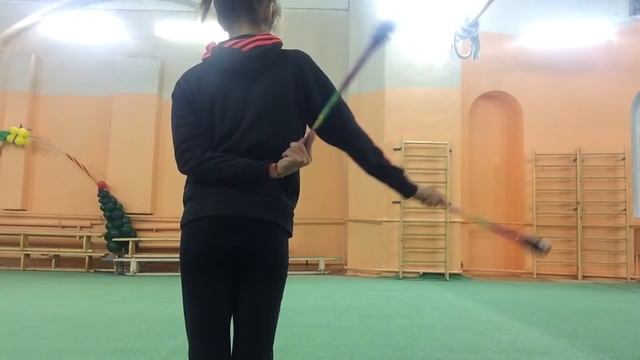 Rhytmic Gymnastics !) Гимнастика Передача : Шаги к Успеху !))) Мельница булавами сзади !) смотреть онлайн