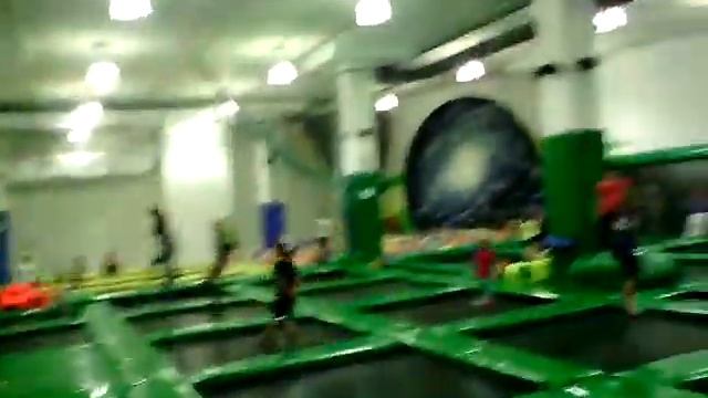 Батутный центр на МКАД. 25 марта 16 год. Олег Рогачёв показывает. смотреть онлайн