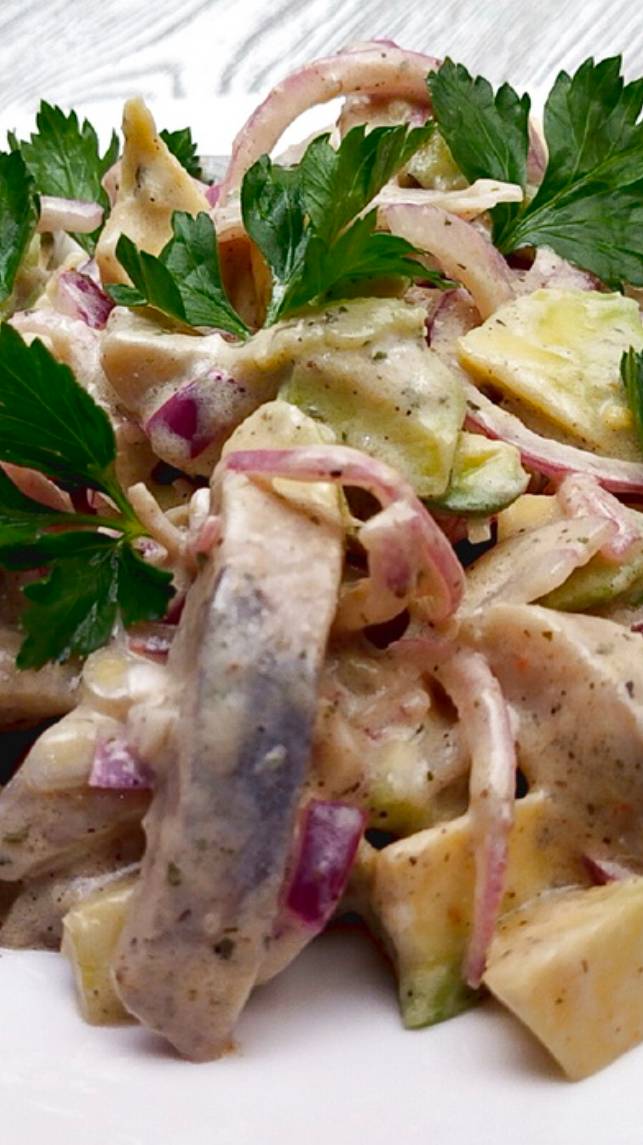 САЛАТ за 5 МИНУТ!ВЕСЬ СЕКРЕТ В ЗАПРАВКЕ!Самая обычная селедка,уж очень вкусный салат!Сочетание 👍 смотреть онлайн