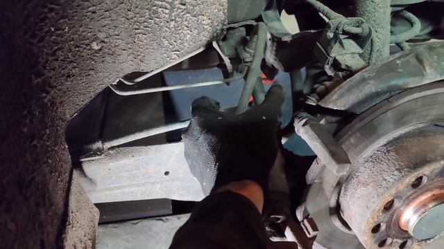 подклинивает ручник.  обслуживание задних тормозов гольф 5