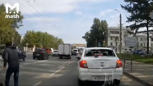 Челябинск , Велосипедист пробил стекло , как